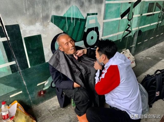 史志刚今年104岁了，整整流浪100年不愿回家，说出原因让人泪目