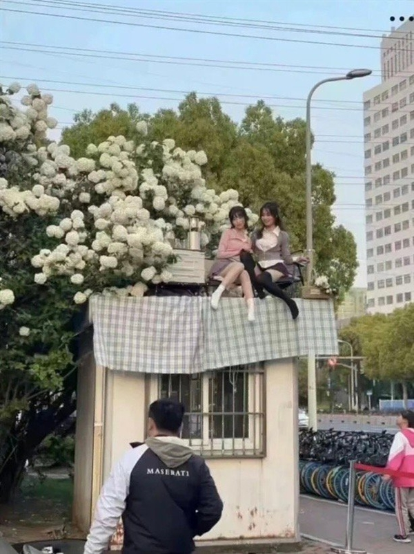 两女生为拍照爬上保安亭取景 网友质疑太危险 后续亭子将被拆除